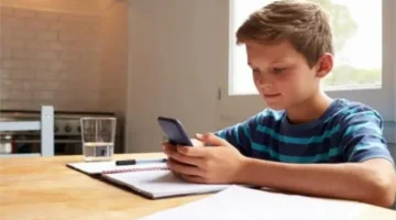 تحذير بالغ الخطورة.. مجلس الشيوخ يحذر من هواتف الأطفال